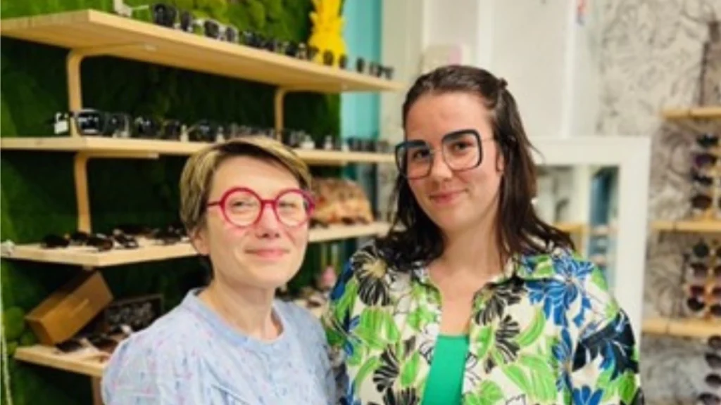 Magalie Blauwart et Axelle Degrémont dans le magasin optique de Gan