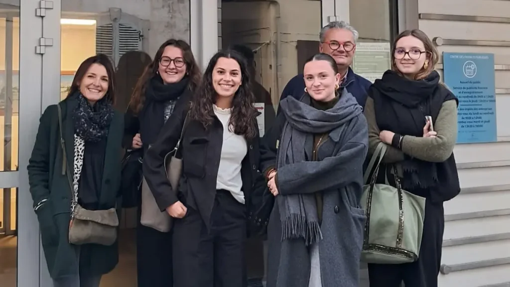 Les étudiants de BTS CJN devant la Direction Générale des Finances Publiques