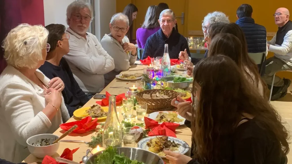 Les étudiants de BTS Com partagent le repas de Noël avec les bénévoles de l'association Pau'potes