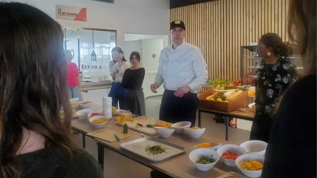 Les étudiants du CFA Sup' Saint-Dominique de Pau participent à un atelier de confection de repas.