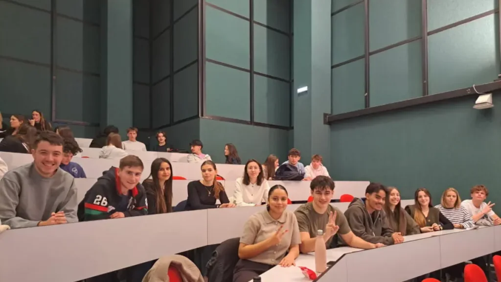 Les étudiants de 1ère année de BTS GPME de Sup saint-dominique pau assistent à une conférence sur le réchauffement climatique à Eklore